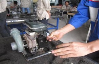 Tháo ống dẫn xăng xuống bộ chế hoà khí Làm sạch Tháo lưới lọc ở đáy 1