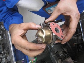 Rút chốt tháo phao xăng của bộ chế hoà khí Rút bộ chế hoà khí ra khỏi ống 11