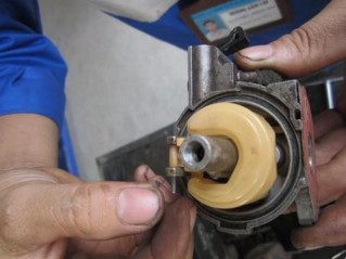 Rút bộ chế hoà khí ra khỏi ống nạp Làm sạch Dùng chất tẩy rửa xịt vào 12