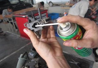 Dùng khí nén thổi thông các đường ống dẫn bên trong bộ chế hoà khí Lắp bộ 14