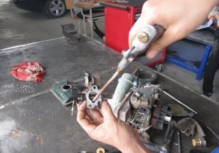 Lắp bộ chế hoà khí Lắp gíclơ chính Dùng tuốcnơvít tháo gíclơ chính của bộ 15