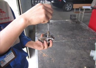 Dùng tuốcnơvít tháo gíclơ chính của bộ chế hoà khí Lắp buồng phao Siết bu 16