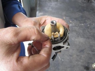 Lắp buồng phao Siết bu lông bắt buồng phao Lắp bộ chế hoà khí vào ống nạp 17