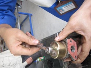 Lắp bộ chế hoà khí vào ống nạp Lắp phao xăng 4 1 4 Điều chỉnh chế độ 19