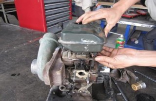 Làm sạch Tháo lưới lọc ở đáy bình lọc dùng khí nén thổi sạch cặn bẩn 2