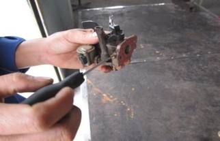 Điều chỉnh động cơ hoạt động Cho động cơ nổ đến nhiệt độ làm việc 22