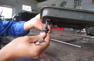 Lắp lọc xăng Lắp lại lõi lọc vào bu lông rồi lắp bu lông vào bình chứa 6