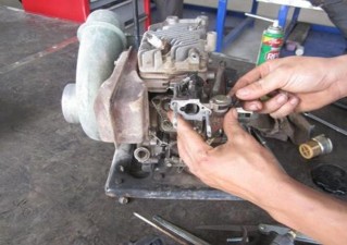 Tháo bu lông bắt buồng phao của bộ chế hoà khí Tháo buồng phao của bộ chế 9