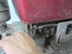 Lắp bình chứa nhiên liệu Tháo lọc dầu Dùng clê tháo bu lông bắt cốc lọc 10