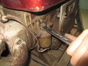 Lấy cốc lọc và lõi lọc dầu ra rồi rửa sạch cốc lọc sau đó thay lõi lọc 11