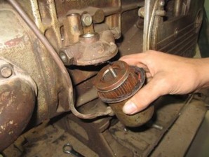 Dùng clê siết chặt bu lông bắt cốc lọc dầu vào bình lọc Chú ý doăng cao su 12