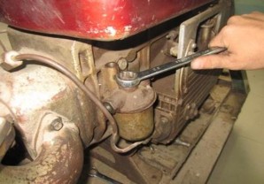 Xả không khí trong hệ thống nhiên liệu Xả không khí Nới bu lông bắt đường 13