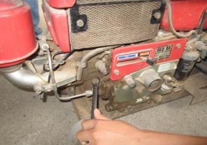 Thay lọc dầu Dùng giẻ khô lau sạch dầu chảy ra bên ngoài động cơ Điều 14