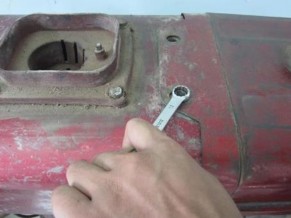 Tháo bu lông bắt bình chứa dầu với thân động cơ Nhấc bình chứa dầu ra ngoài 3