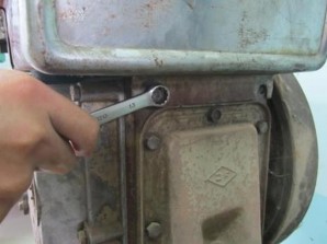 Nhấc bình chứa dầu ra ngoài Làm sạch Dùng dầu điêzen rửa sạch bình chứa 4