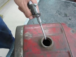 Tháo bu lông bắt bình chứa dầu với két nước Đặt bình chứa dầu vào đúng 6