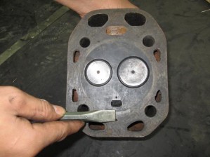 Hình 2 Dùng dao cạo làm sạch bề mặt nắp máy rồi rửa sạch nắp máy bằng 8