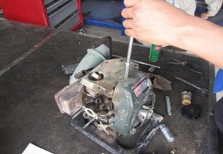 Nhấc hộp bảo vệ ra ngoài Dùng tuýp khẩu tháo bu lông bắt bôbin Tháo bôbin ra 1