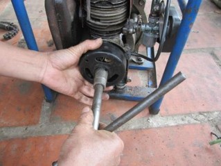 Dùng vam tháo vô lăng điện Siết bu lông nắp hộp bảo vệ Làm sạch bộ điều 11