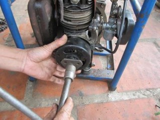 Siết bu lông nắp hộp bảo vệ Làm sạch bộ điều khiển đánh lửa Dùng giẻ 12