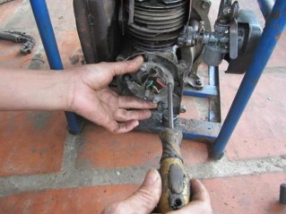 Làm sạch bộ điều khiển đánh lửa Dùng giẻ làm sạch bên ngoài bộ điều 13