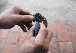 Lắp bộ điều khiển đánh lửa Lắp giá đỡ bộ điều khiển Lắp vô lăng 14