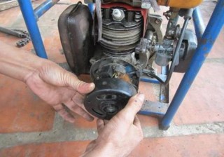 Tháo giá đỡ bộ điều khiển Điều chỉnh khe hở giữa bộ phát xung và vấu 16