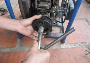 Điều chỉnh khe hở giữa bộ phát xung và vấu từ Dùng thước lá kiểm tra khe 17