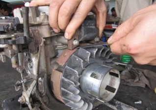 Bảo dưỡng bugi Tháo bugi Dùng tuýp khẩu chuyên dùng tháo bugi Chú ý giữ thẳng 18