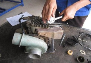 Làm sạch bugi Dùng chổi đánh sạch muội than ở phần điện cực rồi rửa sạch 19