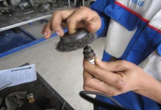 Dùng khẩu tuýp siết chặt bu lông bắt vô lăng điện Lắp bugi Dùng tay vặn bugi 20