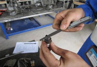 Lắp bugi Dùng tay vặn bugi vào lỗ ren trên nắp máy nhẹ nhàng Dùng tuýp khẩu 21