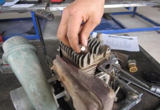 Dùng tuýp khẩu siết bugi đủ lực quy định Điều chỉnh khe hở điện cực bugi 22