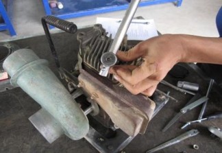 Điều chỉnh khe hở điện cực bugi Dùng thước lá kiểm tra khe hở điện cực 23