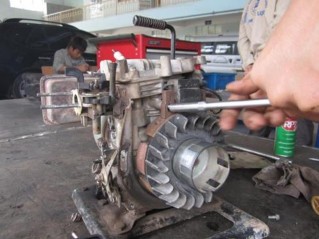 Tháo bôbin ra ngoài Dùng giẻ làm sạch bên ngoài bô bin Lắp bôbin Dùng tuýp khẩu 3