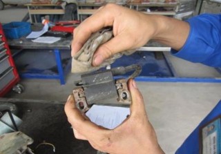 Lắp bôbin Dùng tuýp khẩu siết chặt các bu lông bắt bôbin với thân động cơ 5