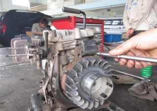 Siết đều hai bu lông bắt bôbin Lắp hộp bảo vệ bộ phận khởi động Làm 6