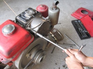 Dùng tuýp khẩu tháo tấm bảo vệ quạt gió Tháo dây đai truyền động quạt gió 1