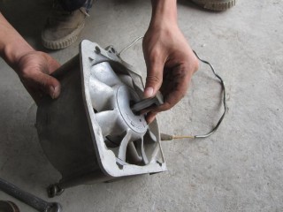 Lắp trục bộ phát điện Lắp puly truyền động Siết chặt đai ốc hãm puly Lắp 15