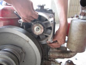 Lắp quạt gió và bộ phát điện vào két nước Siết chặt bu lông bắt bộ phát 18