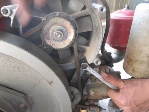 đai Kiểm tra và thay bóng đèn Tháo bóng đèn Tháo bu lông bắt vỏ hộp đèn Nhấc 23