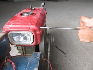 Kiểm tra và thay bóng đèn Tháo bóng đèn Tháo bu lông bắt vỏ hộp đèn Nhấc vỏ 24