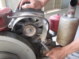 Tháo các bu lông bắt bộ quạt gió và bộ phát điện Nhấc quạt gió và bộ phát 3