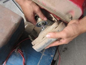 Tháo bóng đèn bằng cách xoay đui đèn 45 0 rồi rút bóng đèn ra Làm sạch pha đèn 2