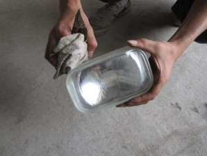 Làm sạch pha đèn Rửa pha đèn bằng nước sạch rồi lau bằng giẻ Dùng khí nén 3