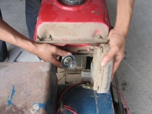 Lắp bóng đèn vào pha rồi xoay đui 45 0 để cài chặt đui vào pha đèn Siết bu 5