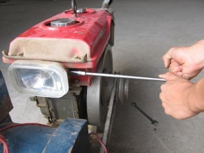 Siết bu lông bắt pha đèn với giá đỡ Lắp vỏ hộp đèn Siết chặt bu lông 6