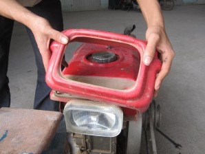 Lắp vỏ hộp đèn Siết chặt bu lông bắt vỏ hộp đèn 7