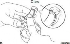 Lắp bạc vào tay biên phải đúng gờ định vị Hình 10 Dùng tuýp khẩu và clê 8