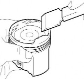 Dùng dao cạo cạo sạch muội than bám trên đỉnh Piston Dùng dung môi hòa tan và 2